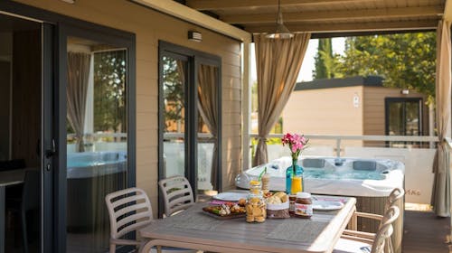 Santa Marina Camping - First minute ljetni obiteljski odmor u mobilnim kućicama s privatnim jacuzzijem, Poreč, Istra, Hrvatska - 990 EUR - 5x noćenje u Premium Relax mobilnoj kućici za 4 odrasle osobe (2 djece do 11,99 godina besplatno), Posteljina i ručnici