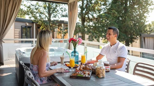 Santa Marina Camping - Obiteljski ljetni odmor u Poreču, Poreč, Istra, Hrvatska - 640 EUR - 5x noćenje u Premium Relax mobilnoj kućici za 4 osobe (2 djece do 11,99 godina besplatno), Posteljina i ručnici