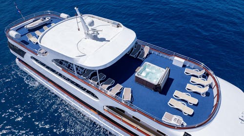 4-dnevno mini krstarenje Jadranom - Polazak iz Trogira - MS Invictus, Trogir, Dalmacija, Hrvatska - 499 EUR - 4-dnevno krstarenje brodom po ruti: Trogir – Hvar – Vis – Biševo – Milna – Trogir, 3x noćenje u dvokrevetnoj kabini donja paluba (klima i privatna kupaonica) na brodu MS Invictus Deluxe kategorije (dužina 40 m) za 1 osobu