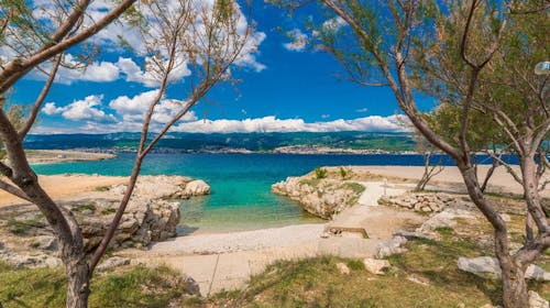 Kamp Tiha Šilo - Pozdrav ljetu na Krku, Šilo, otok Krk, Hrvatska - 325 EUR - 2x noćenje u Standard mobilnoj kućici za 4 osobe, 1x tijekom boravka korištenje tenis terena u trajanju od 2 sata (uz prethodnu najavu)