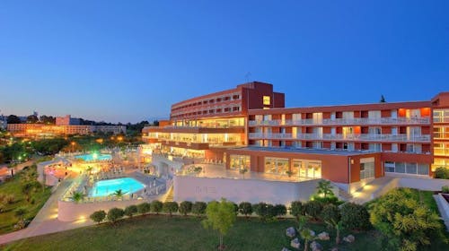Hotel Albatros Plava Laguna - All inclusive obiteljsko ljeto u Poreču, Poreč, Istra, Hrvatska - 1.119 EUR - 5x noćenje u dvokrevetnoj Economy sobi s dodatnim ležajem za 2 osobe (1. dijete do 11,99 godina i 2. dijete do 4,99 godina besplatno), All inclusive