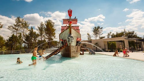 Santa Marina Boutique Camping - Premium glamping, Poreč, Istra, Hrvatska - 225 EUR - 3x noćenje u premium glamping šatoru s 2 spavaće sobe za do 5 osoba (4 odrasle osobe i 1 dijete do 11,99 godina), Posteljina i ručnici