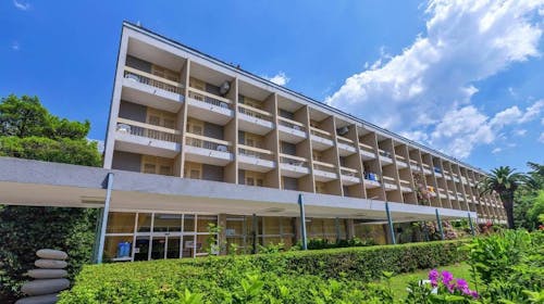 Alemaris Resort - Pozdrav ljetu u obnovljenom hotelu, Baška Voda, Makarska rivijera, Hrvatska - 319 EUR - 3x noćenje u Standard dvokrevetnoj sobi s balkonom za 2 osobe (1 dijete do 11,99 godina i 1 dijete do 2,99 godina besplatno), Polupansion (buffet doručak i večera)