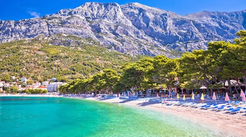 Alemaris Resort - Pozdrav ljetu u obnovljenom hotelu za velike obitelji, Baška Voda, Makarska rivijera, Hrvatska - 339 EUR - 2x noćenje u Standard obiteljskoj sobi s balkonom na morskoj strani (2 povezane sobe) za 4 osobe (2 djece do 11,99 godina besplatno), Polupansion (buffet doručak i večera)