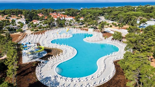 Zaton Holiday Resort - Zabavni odmor u mobilnim kućicama Deluxe s polupansionom, Zaton, Dalmacija, Hrvatska - 111 EUR - 1x noćenje u trosobnoj mobilnoj kućici Deluxe za do 5 osoba (2 odrasle osobe i 3 djece do 17,99 godina), Polupansion (buffet doručak i večera; točeno piće uz večeru)