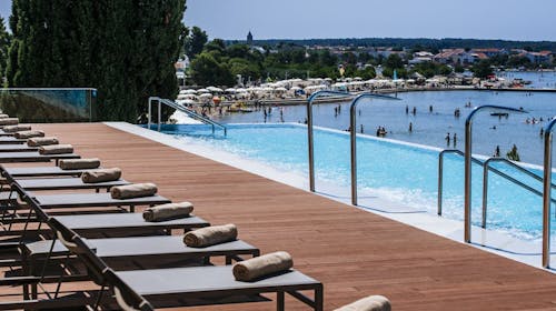 Zaton Holiday Resort - Zabavni odmor u mobilnim kućicama Deluxe s polupansionom, Zaton, Dalmacija, Hrvatska - 193 EUR - 1x noćenje u trosobnoj mobilnoj kućici Deluxe za do 5 osoba (2 odrasle osobe i 3 djece do 17,99 godina), Polupansion (buffet doručak i večera; točeno piće uz večeru)