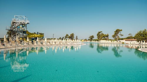 Zaton Holiday Resort - Zabavni odmor u mobilnim kućicama Deluxe, Zaton, Dalmacija, Hrvatska - 129 EUR - 1x noćenje u trosobnoj mobilnoj kućici Deluxe za do 5 osoba (2 odrasle osobe i 3 djece do 17,99 godina), Korištenje bazenskog kompleksa grijanih bazena