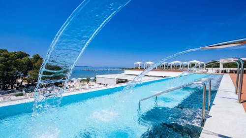 Zaton Holiday Resort - Aktivni odmor u mobilnim kućicama Superior, Zaton, Dalmacija, Hrvatska - 57 EUR - 1x noćenje u dvosobnoj mobilnoj kućici Superior za do 5 osoba (2 odrasle osobe i 3 djece do 17,99 godina), Korištenje bazenskog kompleksa grijanih bazena