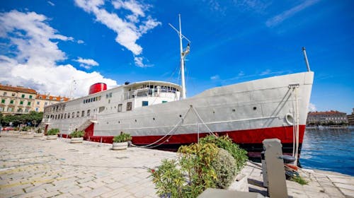 Botel Marina - Obiteljski odmor na brodskom hotelu u Rijeci, Rijeka, Kvarner, Hrvatska - 521 EUR - 2x noćenje u četverokrevetnoj sobi na trajno usidrenom brodskom hotelu za 4 osobe, Polupansion