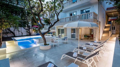 Villa Katarina - Proljetni odmor u Studio Comfort apartmanu u Makarskoj, Makarska, Makarska Rivijera, Dalmacija, Hrvatska - 150 EUR - 2x noćenje u Studio Comfort apartmanu s pogledom na bazen za 2 osobe (1 dijete do 11,99 godina besplatno), Korištenje vanjskog grijanog bazena i dvorišta s ležaljkama i suncobranima