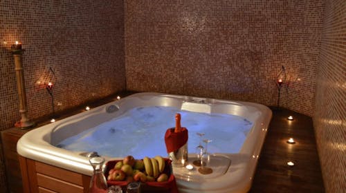 Hotel Medno - Romantično opuštanje s privatnim najmom wellnessa s hidromasažnim bazenom, Medno, Ljubljana, Slovenija - 55 EUR - Privatni najam sobe sa jacuzzijem i posluženim pjenušcem u trajanju od 2 sata za 2 osobe, Zajedničko korištenje finske i infracrvene saune uz čaj i vodu