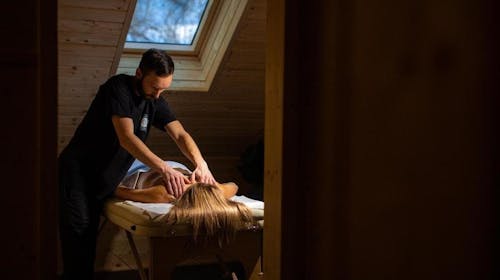 Kozjanski dvor - Romantični wellness odmor s kupanjem u Termama Olimia i uključenom masažom za par, Kozje, Slovenija - 299 EUR - 2x noćenje u udobnoj sobi hotel Kozjanski dvor za 2 osobe, Polupansion