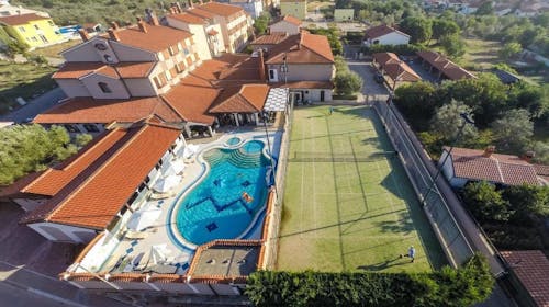 Hotel Villa Letan - Romantično ili obiteljsko ljeto, Peroj, Istra, Hrvatska - 777 EUR - 5x noćenje u dvokrevetnoj sobi s balkonom za 2 osobe (1 dijete do 2,99 godina i 1 dijete do 11,99 godina besplatno), Polupansion