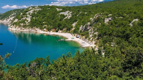 Holiday resort Kačjak - Ljeto za obitelji, Kačjak, Hrvatska - 809 EUR - 7x noćenje u trokrevetnoj sobi s balkonom na morskoj strani za 2 osobe (1 dijete do 11,99 godina besplatno), Polupansion