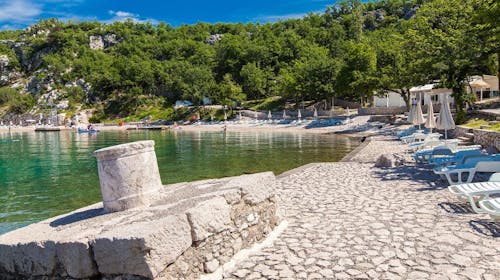 Holiday resort Kačjak - Ljeto za obitelji - Posebna akcija, Kačjak, Hrvatska - 495 EUR - 5x noćenje u trokrevetnoj sobi s balkonom na morskoj strani za 2 osobe (1 dijete do 11,99 godina besplatno), Polupansion