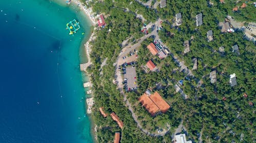 Holiday resort Kačjak - Ljeto za obitelji - Posebna akcija, Kačjak, Hrvatska - 689 EUR - 7x noćenje u trokrevetnoj sobi s balkonom na morskoj strani za 2 osobe (1 dijete do 11,99 godina besplatno), Polupansion
