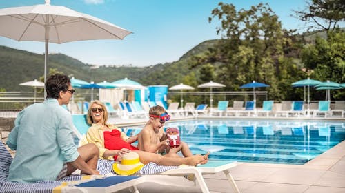 Sunny Rabac by Valamar - Zabavan obiteljski početak ljeta, Rabac, Istra, Hrvatska - 465 EUR - 2x noćenje u dvokrevetnoj sobi 2+1 (morska strana) za 2 osobe (1 dijete do 17,99 godina besplatno), Sunny puni pansion