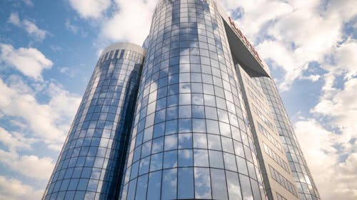 Radon Plaza Hotel - Odmor u Sarajevu, Sarajevo, Bosna i Hercegovina - 260 EUR - 2x noćenje u dvokrevetnoj Deluxe sobi za 2 osobe (1 dijete do 6 godina besplatno), Polupansion u jedinstvenom rotirajućem restoranu Plava Prizma s panoramskim pogledom na grad