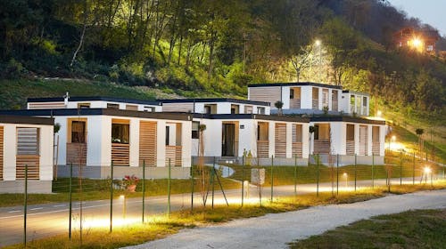 Kamp Terme Jezerčica - Proljetno opuštanje u mobilnim kućicama tijekom tjedna, Donja Stubica, Hrvatska - 244 EUR - 2x noćenje u mobilnoj kućici "Exclusive 4+2" za 2 osobe (2 djece do 4,99 godina besplatno), Neograničeno korištenje unutarnjih bazena s termalnom ljekovitom vodom i vanjskih bazena