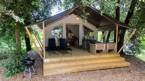 Istra Sunny Tent - Glamping šator u Lanterna Premium Camping Resortu - 1. svibanj, Lanterna, Istra, Hrvatska - 165 EUR - 3x noćenje u Glamping šatoru Istra Sunny Tent za do 5 osoba (4 odrasle osobe i 1 dijete od 11,99 godina), Posteljinu, ručnike, opremljenu kuhinju, terasu sa lounge foteljama, ležaljke