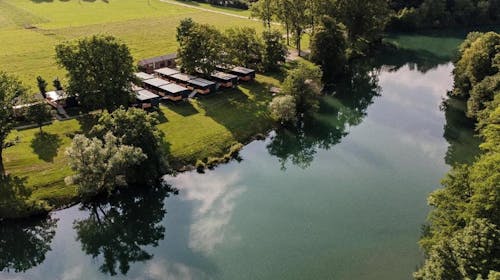 Magnolia House by the river - Last minute odmor na rijeci Kupi - Mobilna kućica XL, Gradac, Slovenija - 428 EUR - 3x noćenje u opremljenim mobilnim kućicama "Magnolia XL" za do 7 osoba (6 odraslih osoba i 1 dijete do 15,99 godina), Posteljinu i ručnike