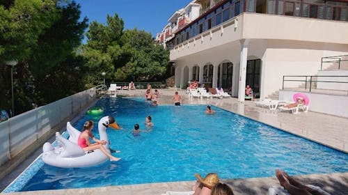 Hotel Zagreb Karlobag - All inclusive light ljeto - Soba s balkonom, Karlobag, Hrvatska - 412 EUR - 3x noćenje u dvokrevetnoj sobi s balkonom za 2 osobe (1. dijete do 11,99 godina besplatno i 2. dijete do navršene 1 godine besplatno), All inclusive light
