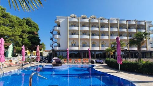 Hotel Miramare Vodice - Obiteljski odmor u Dalmaciji s korištenjem bazena, Vodice, Dalmacija, Hrvatska - 229 EUR - 2x noćenje u dvokrevetnoj sobi s balkonom pogled park za 2 osobe (1 dijete do 11,99 godina i 1 dijete do 4,99 godina besplatno), Polupansion