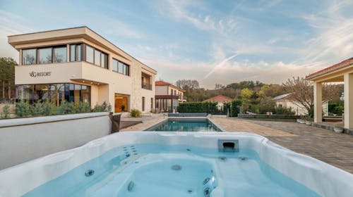 VSG Resort - Proljetni odmor na Krku uz bazen, saunu i jacuzzi, Klimno, Krk, Hrvatska - 149 EUR - 2x noćenje u jednosobnom apartmanu (2+2) s privatnom terasom za 2 osobe, Korištenje novog unutarnjeg grijanog bazena, saune i vanjskog jacuzzija (uz prethodnu rezervaciju)