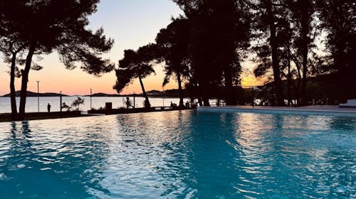 SeeSea Hotel - Obiteljski svibanjski odmor u Vodicama, Vodice, Dalmacija, Hrvatska - 248 EUR - 2x noćenje u dvokrevetnoj sobi (pogled park) za 2 osobe (1 dijete do 2,99 godina i 1 dijete do 12,99 godina besplatno), Polupansion