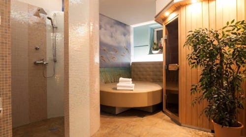 ECO Hotel Center - Najam saune - Poslijepodnevni termin, Postojna, Slovenija - 50 EUR - 2,5-satno korištenje finske saune za 2 osobe, 2x čaša hladnog pjenušsavog vina