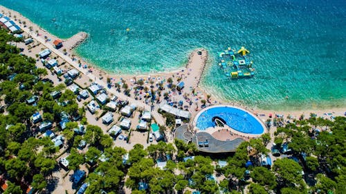 Amadria Park Camping Šibenik - Last minute odmor u Solarisu - Standard mobilna kućica, Šibenik, Dalmacija, Hrvatska - 243 EUR - 2x noćenje u Standard mobilnoj kućici za do 6 osoba (4 odrasle osobe i 2 djece do 11,99 godina besplatno), Piće dobrodošlice prilikom prijave