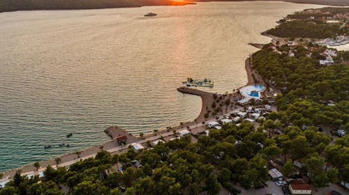 Amadria Park Camping Šibenik - Ljeto u Solarisu - Standard mobilna kućica, Šibenik, Dalmacija, Hrvatska - 499 EUR - 2x noćenje u Standard mobilnoj kućici za do 6 osoba (4 odrasle osobe i 2 djece do 11,99 godina besplatno), Piće dobrodošlice prilikom prijave