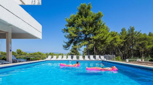 Hotel Hvar - All inclusive početak ljeta na Hvaru, Jelsa, otok Hvar, Dalmacija, Hrvatska - 770 EUR - 5x noćenje u Comfort dvokrevetnoj sobi s pomoćnim ležajem i balkonom (morska strana) za 2 osobe (1. dijete do 11,99 godina i 2. dijete do 2,99 godina besplatno), All Inclusive