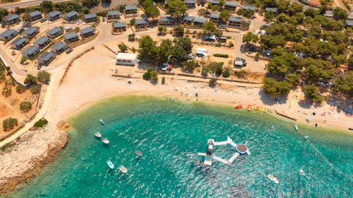 Kamp Adriatic Primošten - Obiteljski odmor u Dalmaciji za početak ljeta, Primošten, Dalmacija, Hrvatska - 800 EUR - 5x noćenje u mobilnoj kućici s 2 spavaće sobe i terasom (pogled kamp) za do 6 osoba (maksimalno 4 odrasle osobe i 2 djece do 11,99 godina), Posteljina i ručnici