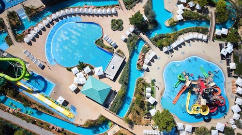 Amadria Park Kids Hotel Andrija - Last minute bogati paket zabave s uključenim ulazom u Aquapark, Šibenik, Dalmacija, Hrvatska - 645 EUR - 2x noćenje u obiteljskoj sobi pogled dvorište/park s balkonom za 2 osobe (2 djece do 11,99 godina besplatno), Polupansion