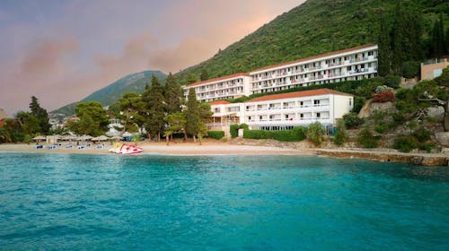 Hotel Faraon - All inclusive ljeto u Dalmaciji, Trpanj, Dalmacija, Hrvatska - 950 EUR - 5x noćenje u dvokrevetnoj Comfort sobi s balkonom (pogled more) za 2 osobe (dijete do 11,99 godina besplatno), All inclusive s uključenim pićem uz obroke