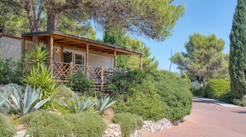 Amadria Park Camp Trogir - Last minute proljeće u predivnom Trogiru, Seget Vranjica, Trogir, Hrvatska - 252 EUR - 2x noćenje u Standard mobilnoj kućici za do 6 osoba (4 odrasle osobe i 2 djece do 11,99 godina besplatno), Piće dobrodošlice prilikom prijave