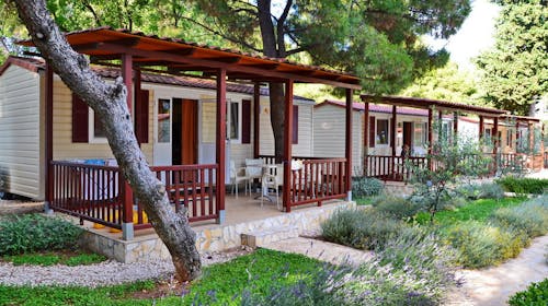 Kamp Rožac - Comfort kućica - Pozdrav ljetu u Trogiru, Okrug Gornji, Trogir, Dalmacija, Hrvatska - 700 EUR - 7x noćenje u mobilnoj kućici Comfort za 4 osobe (1 dijete do 11,99 godina besplatno), Korištenje posteljnine i ručnika