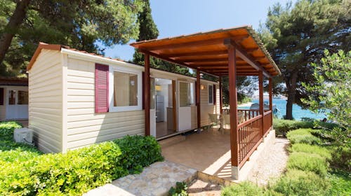 Kamp Rožac - Comfort kućica - Pozdrav ljetu u Trogiru, Okrug Gornji, Trogir, Dalmacija, Hrvatska - 500 EUR - 4x noćenje u mobilnoj kućici Comfort za 4 osobe (1 dijete do 11,99 godina besplatno), Korištenje posteljnine i ručnika