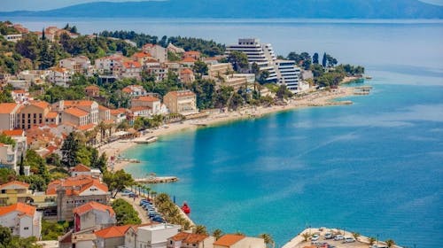 Medora Auri Family Beach Resort - Svibanjski odmor u Dalmaciji uz korištenje vanjskih grijanih bazena, Podgora, Makarska rivijera, Dalmacija, Hrvatska - 306 EUR - 2x noćenje u Comfort dvokrevetnoj sobi u glavnoj zgradi 2 osobe (1. dijete do 15,99 godina besplatno), Polupansion