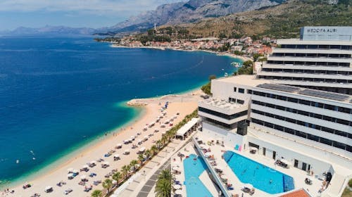 Medora Auri Family Beach Resort - Svibanjski obiteljski odmor s grijanim vanjskim bazenom, Podgora, Makarska rivijera, Dalmacija, Hrvatska - 471 EUR - 2x noćenje u Superior obiteljskoj sobi hotelske rezidencije (djelomičan pogled more) za 2 osobe (2 djece do 17,99 godina besplatno), Polupansion