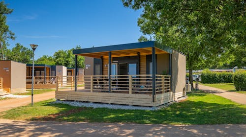 Camping Park Umag - Obiteljski odmor u mobilnim kućicama u Umagu tijekom tjedna, Umag, Istra, Hrvatska - 190 EUR - 2x noćenje u mobilnoj kućici Adria Blue ili Adria Garden (ovisi o raspoloživosti) za do 5 osoba (4 odrasle osobe i 1 dijete do 15,99 godina), Klima uređaj i grijanje