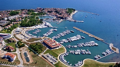 Apartmani Erica Pineta - Obiteljski proljetni vikend odmor u Novigradu, Novigrad, Istra, Hrvatska - 230 EUR - 2x noćenje u dvosobnom apartmanu Erica Lux s terasom ili dvorištem (ovisno o raspoloživosti) za do 4 osobe (2 odrasle osobe i 2 djece), Posteljina i ručnici