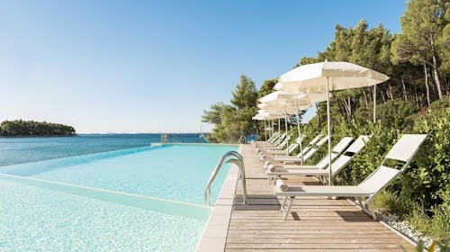 Crvena Luka Resort - Ljetni praznici u Dalmaciji , Biograd na Moru, Dalmacija, Hrvatska - 699 EUR - 3x noćenje u prostranoj Superior sobi za 2 osobe (1 dijete do 11,99 godina i 1 dijete do 4,99 godina besplatno), Polupansion