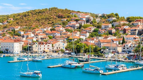 Rotondo Annex - Superior soba - Ljeto u Dalmaciji, Seget Donji, Trogir, Dalmacija, Hrvatska - 542 EUR - 3x noćenje u dvokrevetnoj Superior sobi s balkonom za 2 osobe (1 dijete do 12 godina besplatno), Polupansion