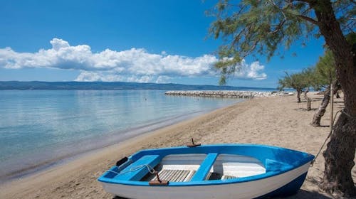 Hotel Nestos - Početak ljeta na omiškoj rivijeri, Omiš, Dalmacija, Hrvatska - 299 EUR - 2x noćenje u Superior dvokrevetnoj sobi s dodatnim ležajem i balkonom za 2 osobe (dijete do 4,99 godina i dijete do 6,99 godina besplatno), Polupansion