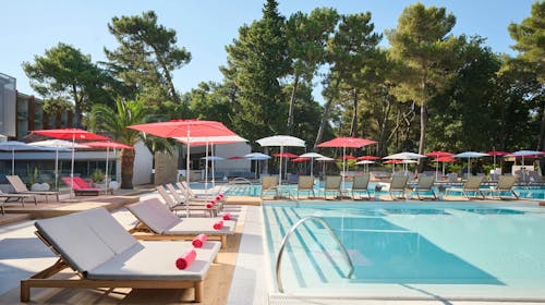 Hotel Pelegrin Plava Laguna - Ljeto u obnovljenom hotelu u Istri, Umag, Istra, Hrvatska - 1.906 EUR - 5x noćenje u Classic sobi s balkonom (park strana) za 2 osobe (1. dijete do 11,99 godina i 2. dijete do 4,99 godina besplatno), Polupansion