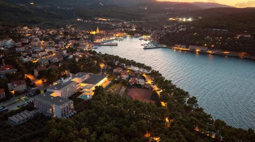 Hotel Hvar - All inclusive kraj ljeta na Hvaru, Jelsa, otok Hvar, Dalmacija, Hrvatska - 304 EUR - 2x noćenje u Comfort dvokrevetnoj sobi s pomoćnim ležajem i balkonom (morska strana) za 2 osobe (1. dijete do 11,99 godina i 2. dijete do 2,99 godina besplatno), All Inclusive s uključenim pićem uz obroke