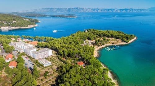 Hotel Hvar - All inclusive kraj ljeta na Hvaru, Jelsa, otok Hvar, Dalmacija, Hrvatska - 760 EUR - 5x noćenje u Comfort dvokrevetnoj sobi s pomoćnim ležajem i balkonom (morska strana) za 2 osobe (1. dijete do 11,99 godina i 2. dijete do 2,99 godina besplatno), All Inclusive s uključenim pićem uz obroke