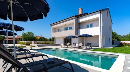 Villa Campi Dalmatia - Odmor u luksuznoj villi s bazenom u Zadru, Galovac, Zadar, Hrvatska - 2.359 EUR - 4x noćenje u luksuznoj villi s bazenom za 10 osoba, Korištenje privatnog grijanog bazena s ležaljkama